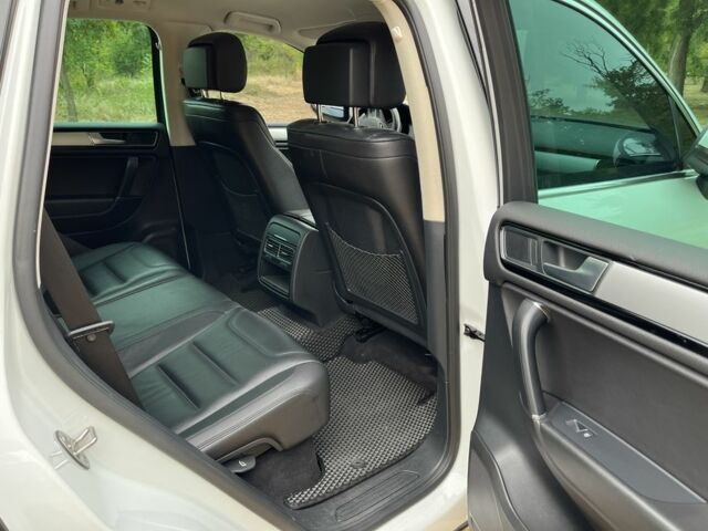 Белый Фольксваген Туарег, объемом двигателя 3 л и пробегом 204 тыс. км за 26000 $, фото 18 на Automoto.ua