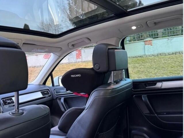 Білий Фольксваген Туарег, об'ємом двигуна 3 л та пробігом 182 тис. км за 15000 $, фото 9 на Automoto.ua