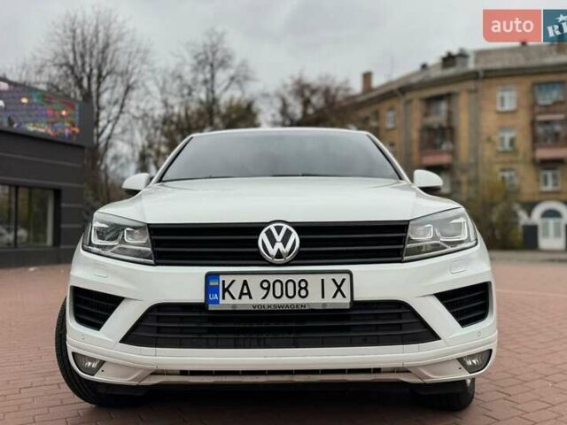 Белый Фольксваген Туарег, объемом двигателя 2.97 л и пробегом 206 тыс. км за 24900 $, фото 2 на Automoto.ua