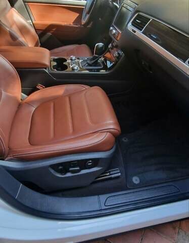 Білий Фольксваген Туарег, об'ємом двигуна 3 л та пробігом 102 тис. км за 34800 $, фото 2 на Automoto.ua