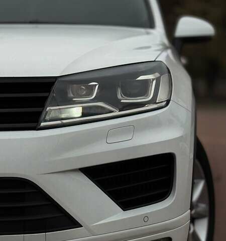 Белый Фольксваген Туарег, объемом двигателя 2.97 л и пробегом 206 тыс. км за 24900 $, фото 3 на Automoto.ua