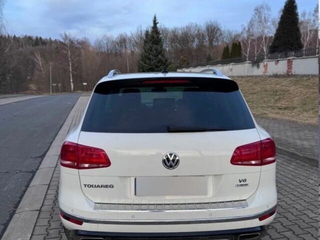 Білий Фольксваген Туарег, об'ємом двигуна 3 л та пробігом 182 тис. км за 15000 $, фото 3 на Automoto.ua