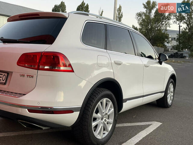 Белый Фольксваген Туарег, объемом двигателя 2.97 л и пробегом 208 тыс. км за 21800 $, фото 11 на Automoto.ua