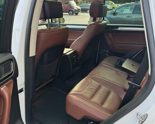 Білий Фольксваген Туарег, об'ємом двигуна 2.97 л та пробігом 228 тис. км за 29500 $, фото 16 на Automoto.ua