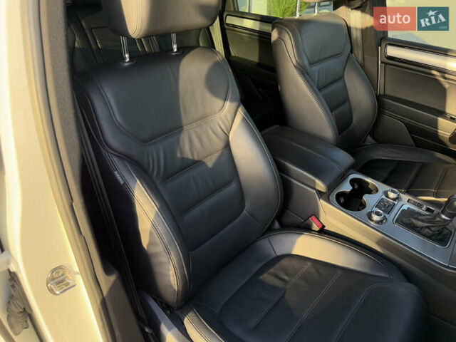 Білий Фольксваген Туарег, об'ємом двигуна 3 л та пробігом 279 тис. км за 24700 $, фото 21 на Automoto.ua