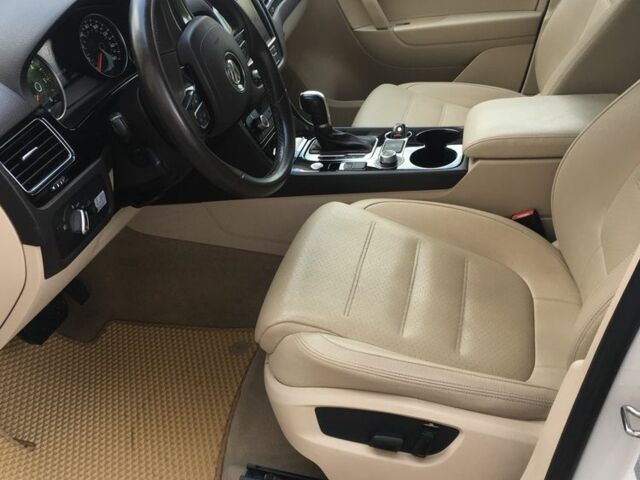 Білий Фольксваген Туарег, об'ємом двигуна 3 л та пробігом 285 тис. км за 20500 $, фото 5 на Automoto.ua