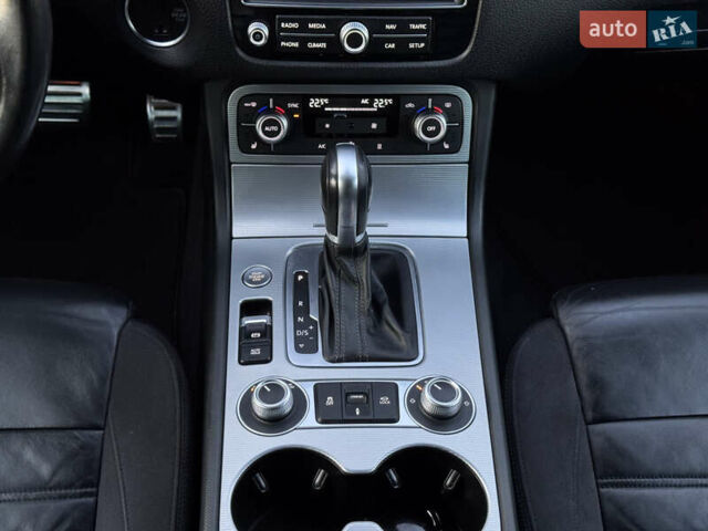 Білий Фольксваген Туарег, об'ємом двигуна 4.13 л та пробігом 197 тис. км за 27000 $, фото 29 на Automoto.ua