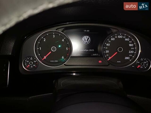 Белый Фольксваген Туарег, объемом двигателя 3 л и пробегом 225 тыс. км за 27700 $, фото 23 на Automoto.ua