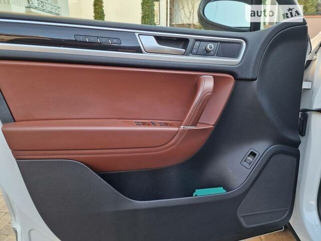 Білий Фольксваген Туарег, об'ємом двигуна 3 л та пробігом 102 тис. км за 34800 $, фото 32 на Automoto.ua