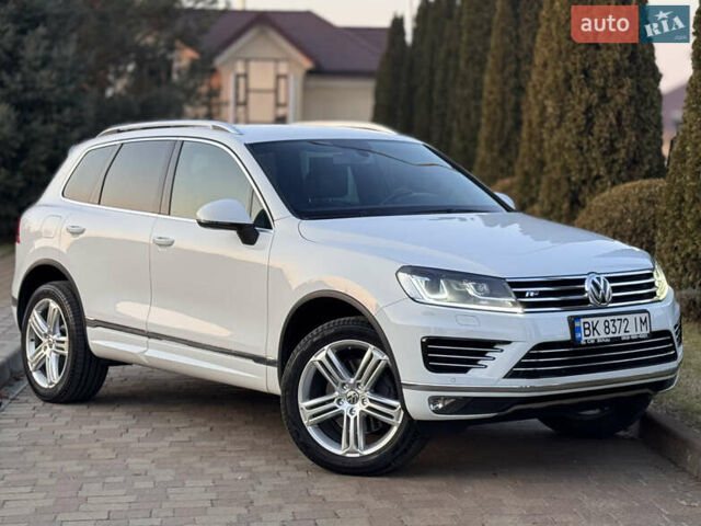 Білий Фольксваген Туарег, об'ємом двигуна 4.13 л та пробігом 197 тис. км за 27000 $, фото 2 на Automoto.ua