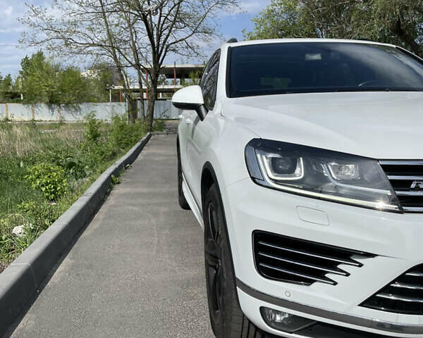 Білий Фольксваген Туарег, об'ємом двигуна 4.13 л та пробігом 169 тис. км за 32000 $, фото 6 на Automoto.ua