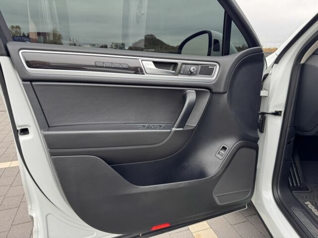 Белый Фольксваген Туарег, объемом двигателя 3 л и пробегом 238 тыс. км за 22500 $, фото 11 на Automoto.ua