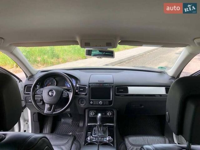 Білий Фольксваген Туарег, об'ємом двигуна 3 л та пробігом 222 тис. км за 24999 $, фото 29 на Automoto.ua