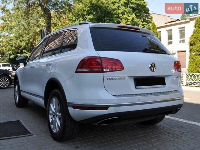 Белый Фольксваген Туарег, объемом двигателя 2.97 л и пробегом 263 тыс. км за 23000 $, фото 3 на Automoto.ua