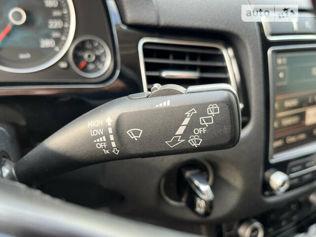 Білий Фольксваген Туарег, об'ємом двигуна 2.97 л та пробігом 300 тис. км за 21900 $, фото 24 на Automoto.ua