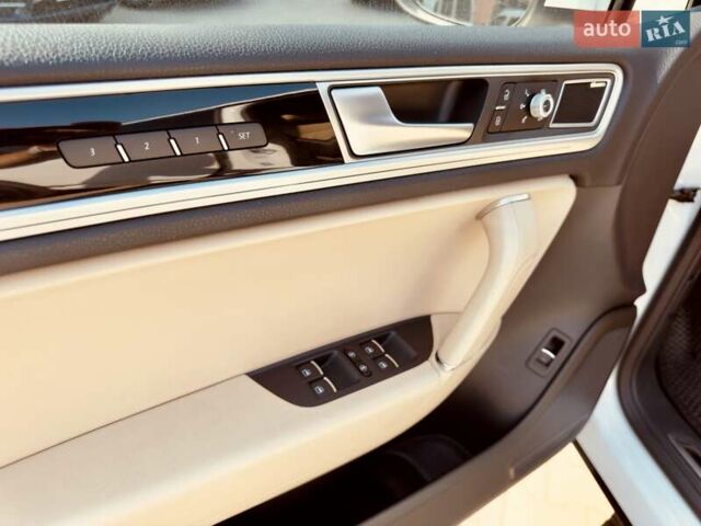 Белый Фольксваген Туарег, объемом двигателя 2.97 л и пробегом 172 тыс. км за 31500 $, фото 12 на Automoto.ua