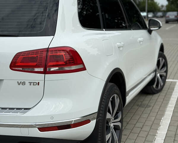 Білий Фольксваген Туарег, об'ємом двигуна 3 л та пробігом 135 тис. км за 32900 $, фото 16 на Automoto.ua