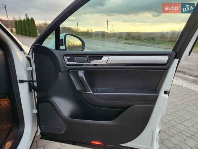 Белый Фольксваген Туарег, объемом двигателя 2.97 л и пробегом 269 тыс. км за 26900 $, фото 23 на Automoto.ua