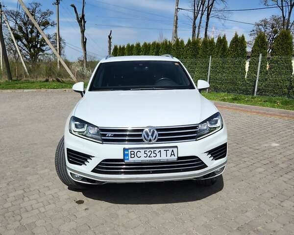 Белый Фольксваген Туарег, объемом двигателя 2.97 л и пробегом 269 тыс. км за 26900 $, фото 1 на Automoto.ua