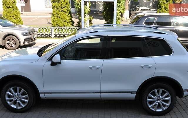 Белый Фольксваген Туарег, объемом двигателя 2.97 л и пробегом 263 тыс. км за 23000 $, фото 2 на Automoto.ua