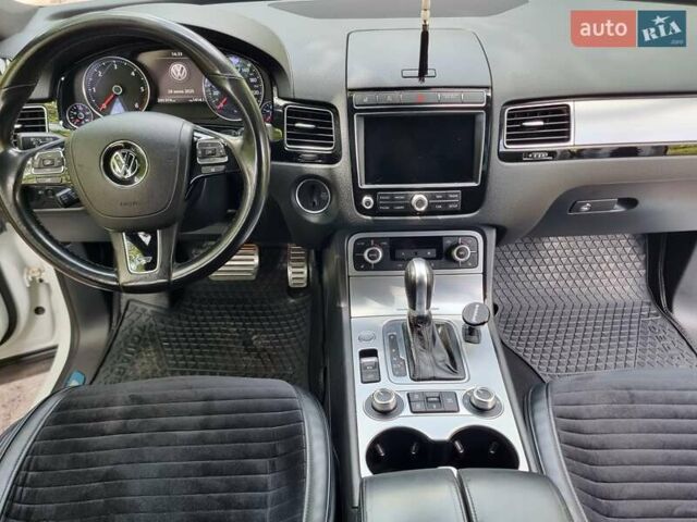 Белый Фольксваген Туарег, объемом двигателя 2.97 л и пробегом 237 тыс. км за 31000 $, фото 12 на Automoto.ua