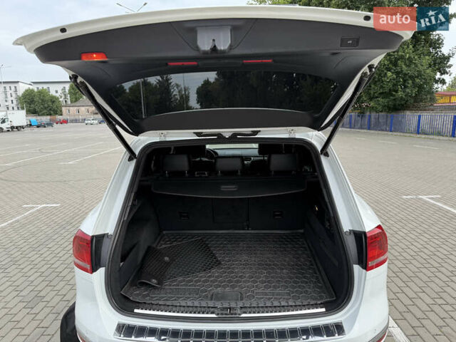 Білий Фольксваген Туарег, об'ємом двигуна 3 л та пробігом 135 тис. км за 32900 $, фото 35 на Automoto.ua