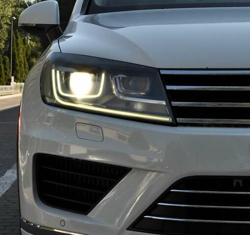 Белый Фольксваген Туарег, объемом двигателя 2.97 л и пробегом 263 тыс. км за 23000 $, фото 13 на Automoto.ua