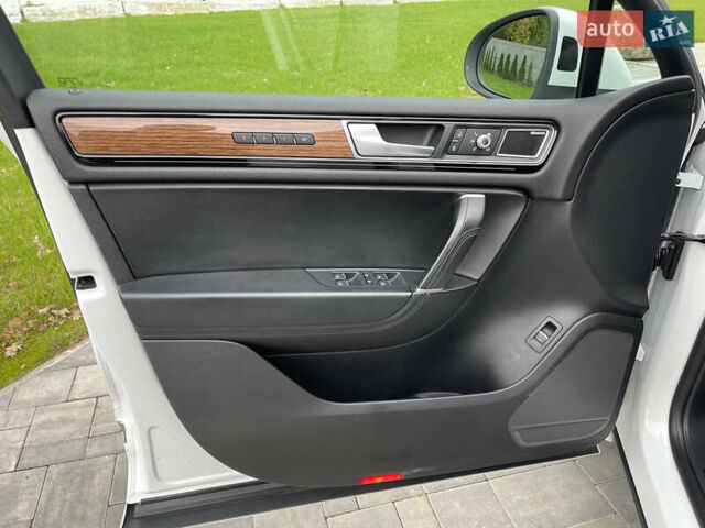 Фольксваген Туарег 2016 в Луцке на Automoto.ua Белый Фольксваген Туарег, объемом двигателя 2.97 л и пробегом 146 тыс. км за 33800 $, фото 28 на Automoto.ua