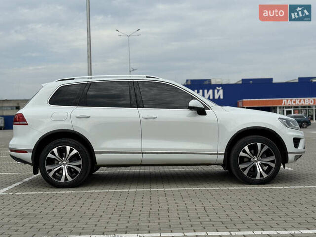 Білий Фольксваген Туарег, об'ємом двигуна 3 л та пробігом 135 тис. км за 32900 $, фото 3 на Automoto.ua