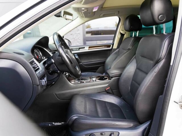 Білий Фольксваген Туарег, об'ємом двигуна 3 л та пробігом 76 тис. км за 12300 $, фото 6 на Automoto.ua