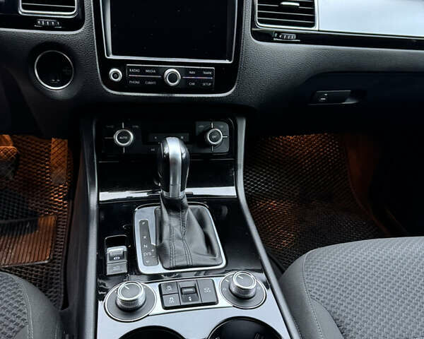 Білий Фольксваген Туарег, об'ємом двигуна 2.97 л та пробігом 270 тис. км за 23500 $, фото 12 на Automoto.ua