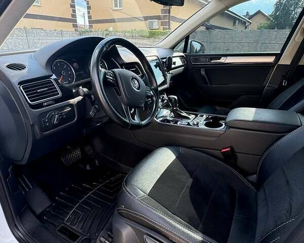 Фольксваген Туарег 2016 в Киеве на Automoto.ua Белый Фольксваген Туарег, объемом двигателя 3 л и пробегом 180 тыс. км за 22500 $, фото 34 на Automoto.ua