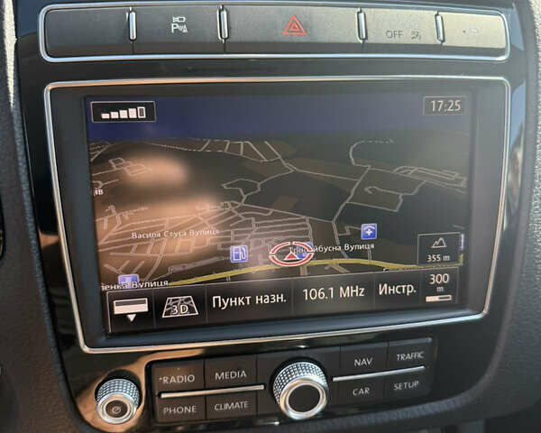 Білий Фольксваген Туарег, об'ємом двигуна 2.97 л та пробігом 265 тис. км за 25500 $, фото 9 на Automoto.ua