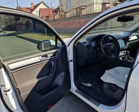 Фольксваген Туарег 2016 в Киеве на Automoto.ua Белый Фольксваген Туарег, объемом двигателя 3 л и пробегом 180 тыс. км за 22500 $, фото 1 на Automoto.ua