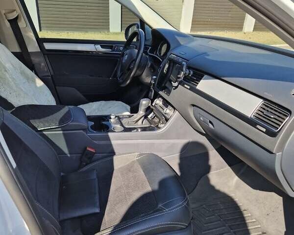 Фольксваген Туарег 2016 в Киеве на Automoto.ua Белый Фольксваген Туарег, объемом двигателя 3 л и пробегом 180 тыс. км за 22500 $, фото 14 на Automoto.ua