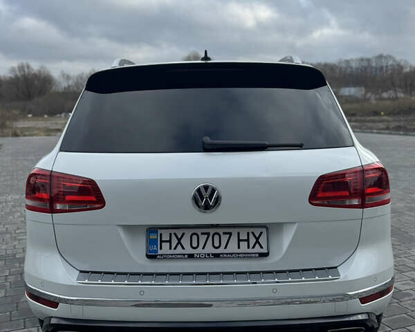 Білий Фольксваген Туарег, об'ємом двигуна 3 л та пробігом 131 тис. км за 34800 $, фото 4 на Automoto.ua