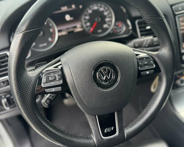 Білий Фольксваген Туарег, об'ємом двигуна 3 л та пробігом 131 тис. км за 34800 $, фото 12 на Automoto.ua