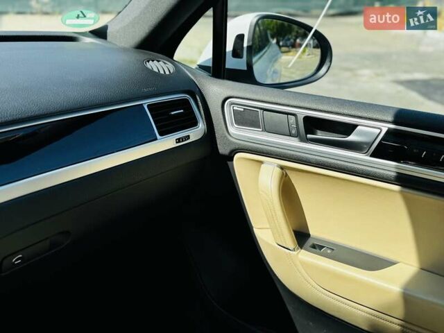 Белый Фольксваген Туарег, объемом двигателя 2.97 л и пробегом 172 тыс. км за 31500 $, фото 34 на Automoto.ua