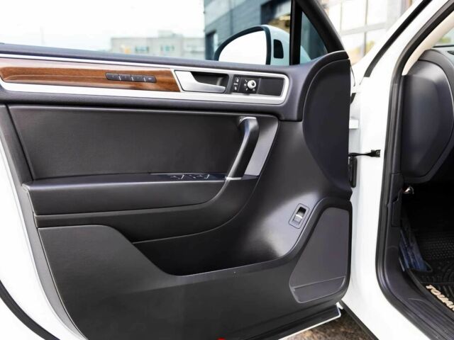 Білий Фольксваген Туарег, об'ємом двигуна 3 л та пробігом 76 тис. км за 12300 $, фото 5 на Automoto.ua