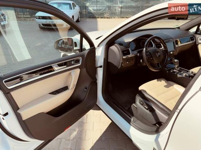 Белый Фольксваген Туарег, объемом двигателя 2.97 л и пробегом 172 тыс. км за 31500 $, фото 10 на Automoto.ua