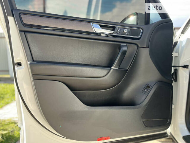 Білий Фольксваген Туарег, об'ємом двигуна 2.97 л та пробігом 300 тис. км за 21900 $, фото 30 на Automoto.ua