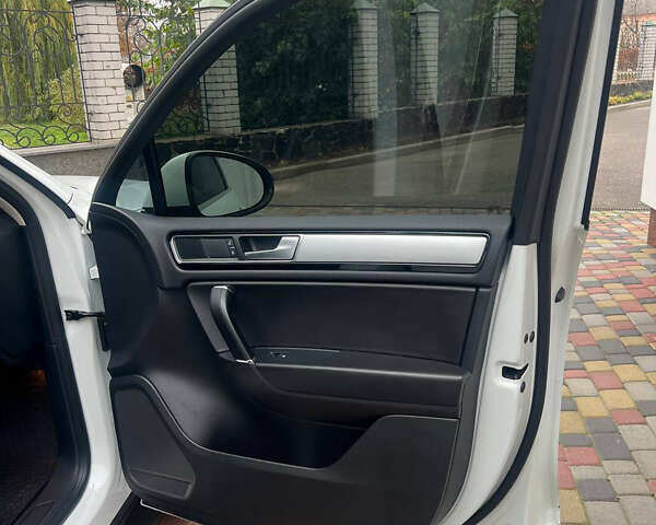 Белый Фольксваген Туарег, объемом двигателя 2.97 л и пробегом 188 тыс. км за 29200 $, фото 12 на Automoto.ua