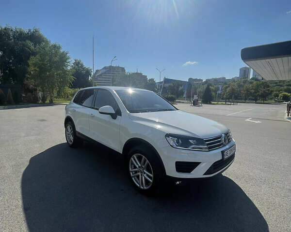 Белый Фольксваген Туарег, объемом двигателя 2.97 л и пробегом 185 тыс. км за 29500 $, фото 3 на Automoto.ua