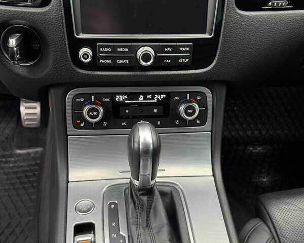 Белый Фольксваген Туарег, объемом двигателя 2.97 л и пробегом 418 тыс. км за 22900 $, фото 17 на Automoto.ua