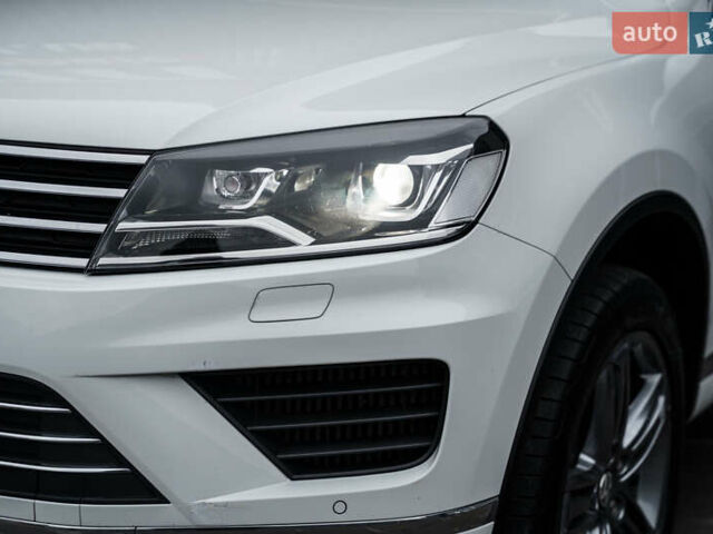 Белый Фольксваген Туарег, объемом двигателя 2.97 л и пробегом 120 тыс. км за 32000 $, фото 2 на Automoto.ua