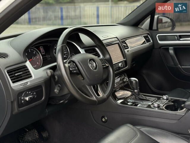 Білий Фольксваген Туарег, об'ємом двигуна 3 л та пробігом 135 тис. км за 32900 $, фото 26 на Automoto.ua