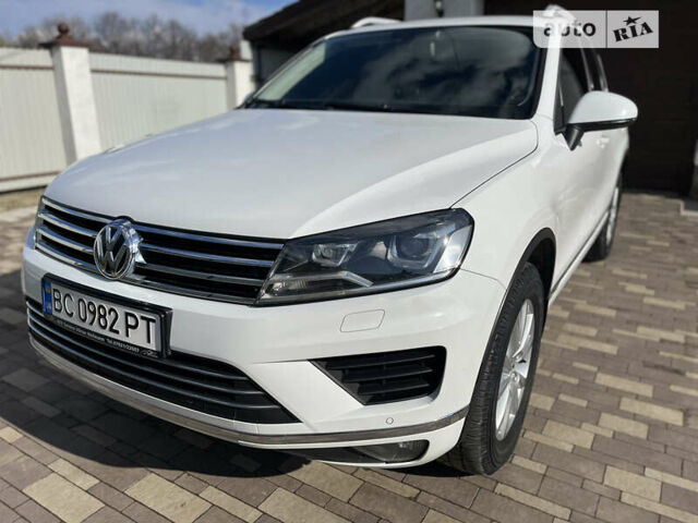 Білий Фольксваген Туарег, об'ємом двигуна 2.97 л та пробігом 300 тис. км за 21900 $, фото 2 на Automoto.ua