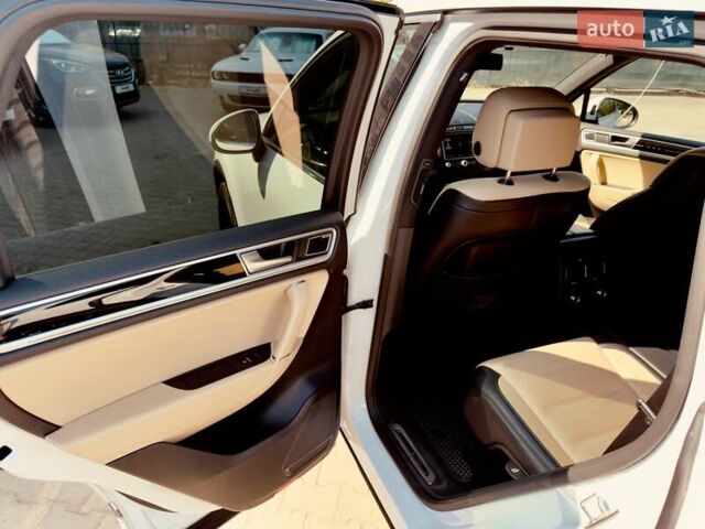 Белый Фольксваген Туарег, объемом двигателя 2.97 л и пробегом 172 тыс. км за 31500 $, фото 35 на Automoto.ua