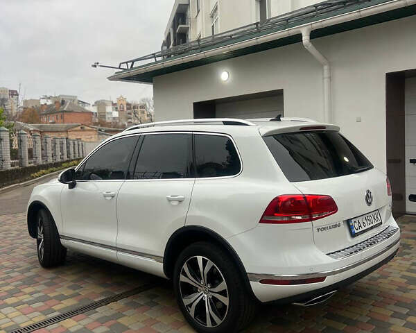 Белый Фольксваген Туарег, объемом двигателя 2.97 л и пробегом 188 тыс. км за 29200 $, фото 2 на Automoto.ua