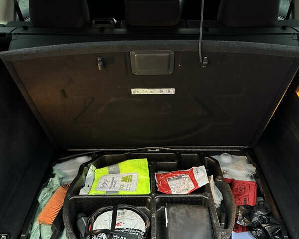 Білий Фольксваген Туарег, об'ємом двигуна 2.97 л та пробігом 270 тис. км за 23500 $, фото 19 на Automoto.ua